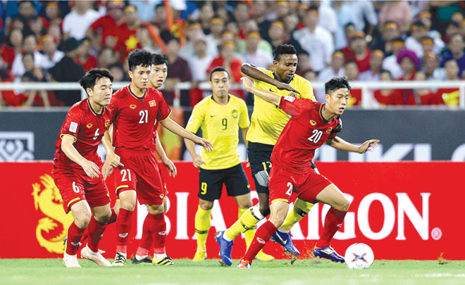 Để có thể gặt hái được kết quả tốt ở chặng đường tiếp theo tại AFF Cup 2018, đội tuyển Việt Nam (áo đỏ) cần khắc phục những khiếm khuyết từng bộc lộ trong trận thắng Malaysia (áo vàng) vừa qua. Ảnh: AFF