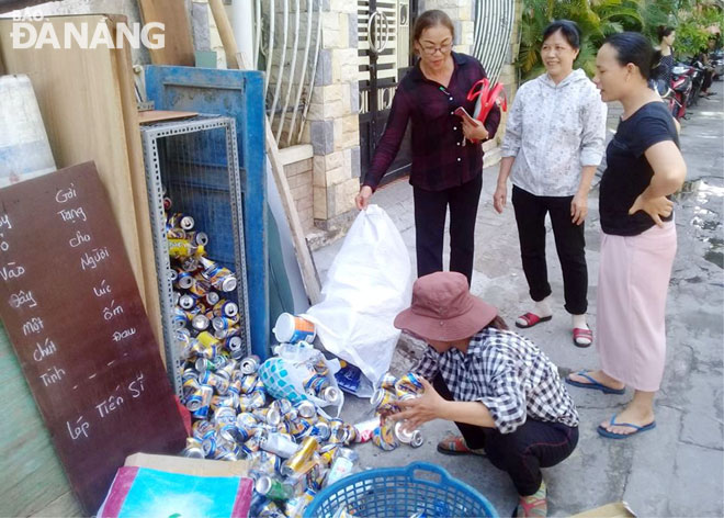 Người dân tổ dân phố 33 (KDC số 7, phường Bình Hiên, quận Hải Châu) tích cực hưởng ứng gây quỹ cộng đồng từ phân loại, thu gom rác tái chế.