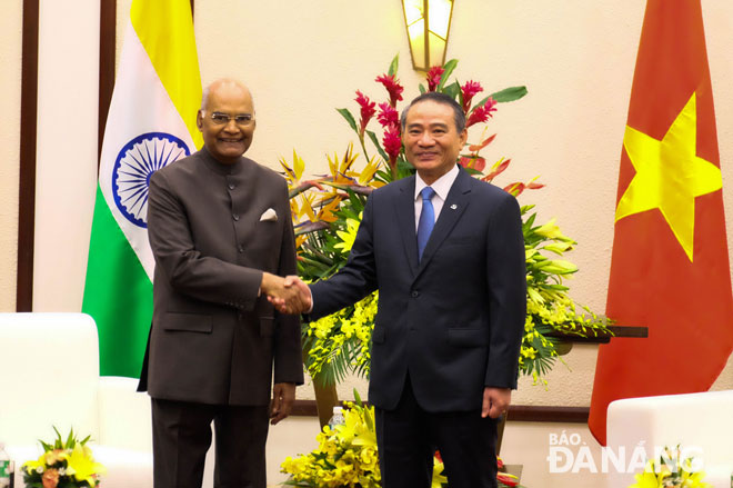 Indian President Ram Nath Kovind (left) being warmly received by Da Nang Party Committee Secretary Truong Quang Nghia (Photo: Tram Anh)