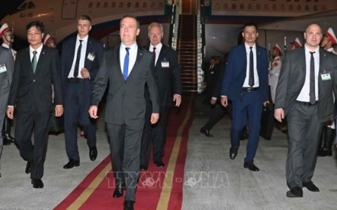 Thủ tướng Nga Medvedev đến sân bay Nội Bài (Ảnh: TTXVN)