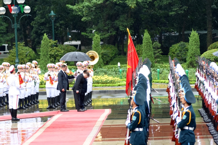 Thủ tướng Nguyễn Xuân Phúc và Thủ tướng Nga Medvedev cúi chào Quân kỳ Quân đội Nhân dân Việt Nam.