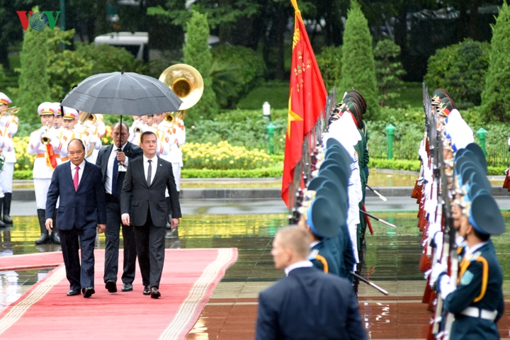 Thủ tướng Chính phủ Nguyễn Xuân Phúc mời Thủ tướng Liên bang Nga Dmitry Medvedev duyệt đội danh dự Quân đội Nhân dân Việt Nam.