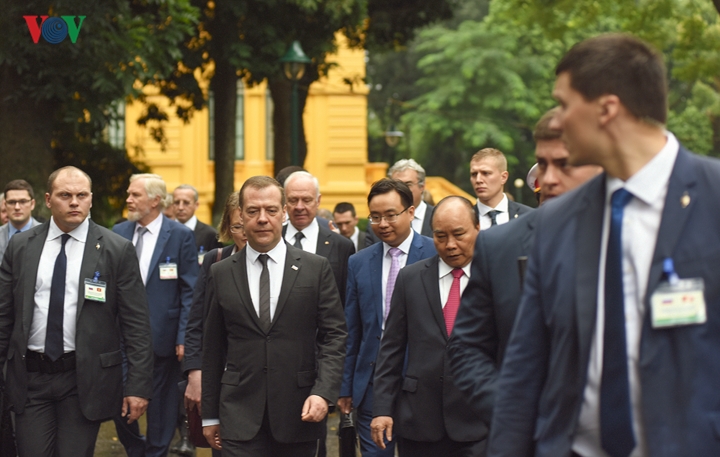 Sau lễ đón chính thức, Thủ tướng Chính phủ Nguyễn Xuân Phúc và Thủ tướng Liên bang Nga Dmitry Medvedev đi bộ sang Văn phòng Chính phủ, tiến hành hội đàm.