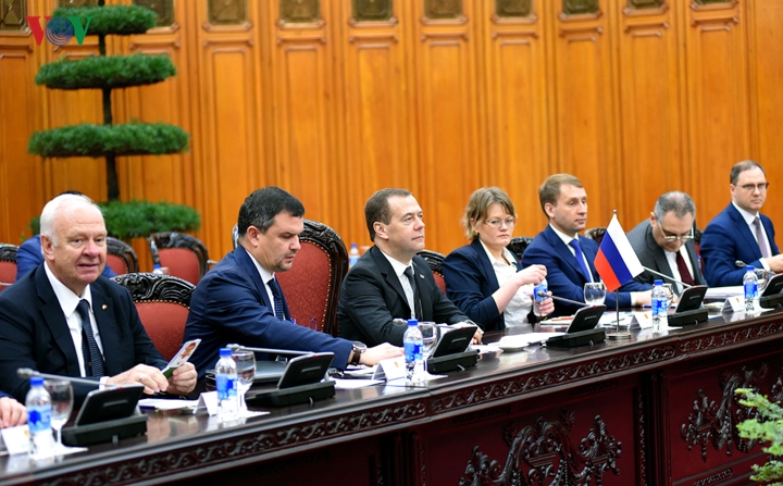 Việt Nam và LB Nga phối hợp chặt chẽ và ủng hộ lẫn nhau tại các diễn đàn đa phương như Liên Hợp Quốc, APEC, ARF, ASEM, trong khuôn khổ hợp tác ASEAN – Nga. Ảnh: Thủ tướng LB Nga Medvedev tại hội đàm.
