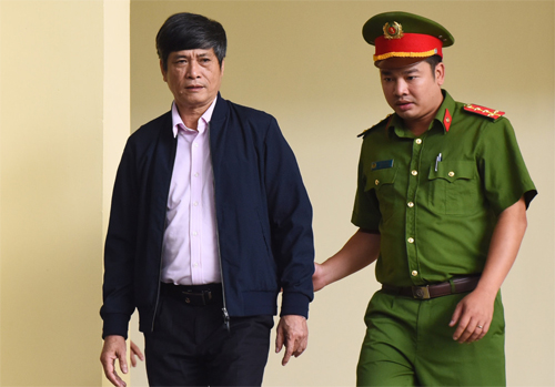 Cựu cục trưởng C50 Nguyễn Thanh Hóa hầu tòa với cáo buộc phạm tội Lợi dụng chức vụ quyền hạn trong khi thi hành công vụ. Ảnh: Giang Huy