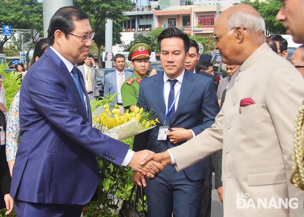 Chairman Tho (left) welcoming Indian President Kovind