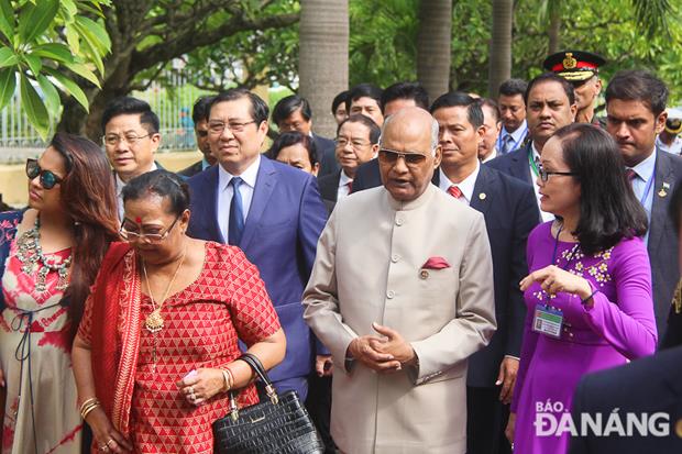 According to a spokesperson for the municipal Department of Foreign Affairs, Da Nang has coordinated with the Indian Embassy in Viet Nam and the Indian Consulate General in Ho Chi Minh City in organising many cultural exchanges and arts programmes in the locality. In picture: Indian President Kovind (second, right) and Chairman Tho visiting the Museum of Cham Sculpture.