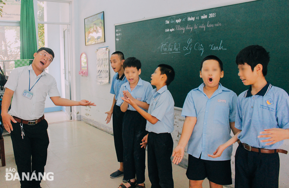 Là giáo viên bộ môn âm nhạc, mỗi ngày thầy Lê Quang Hải (sinh năm 1989) dành hai tiết cho mỗi lớp. Cứ mỗi lần tập hát, thầy cầm tay em này đứng đúng vị trí thì em kia lại chạy đi chỗ khác khiến thầy rất vất vả trong việc điều khiển lớp. Nhưng khi thầy cất tiếng hát và múa những động tác vui nhộn thì các em liền hào hứng tập theo. Đó là lúc 