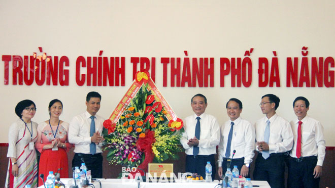 Ủy viên Trung ương Đảng, Bí thư Thành ủy, Trưởng Đoàn đại biểu Quốc hội thành phố Trương Quang Nghĩa (thứ 4, từ phải) đến thăm Trường Chính trị thành phố Đà Nẵng.   	            Ảnh: TRÂM ANH