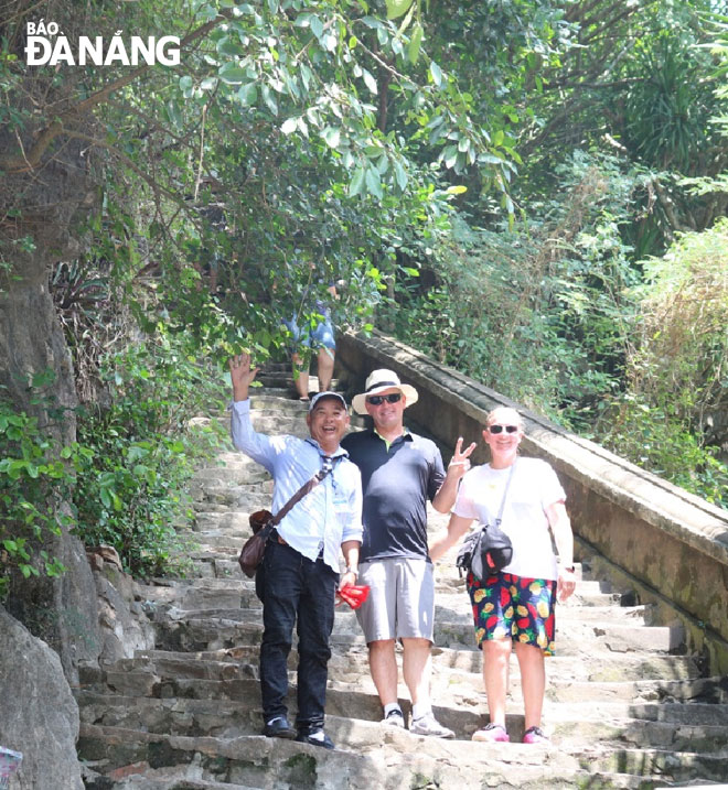 A tourist-narrator at the Marble Mountains Tourist Area (left) showing his friendly and hospitable attitude towards visitors