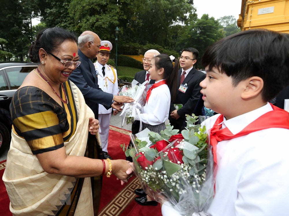 Thiếu nhi Thủ đô Hà Nội tặng hoa, chào mừng Tổng thống Ấn Độ Ram Nath Kovind và Phu nhân lần đầu tiên tới thăm Việt Nam. (Ảnh: Trí Dũng/TTXVN)