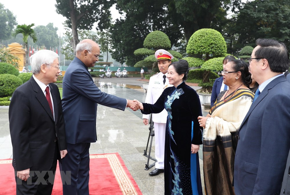 Tổng thống Ấn Độ Ram Nath Kovind bắt tay Phu nhân Tổng Bí thư, Chủ tịch nước Nguyễn Phú Trọng. (Ảnh: Trí Dũng/TTXVN)