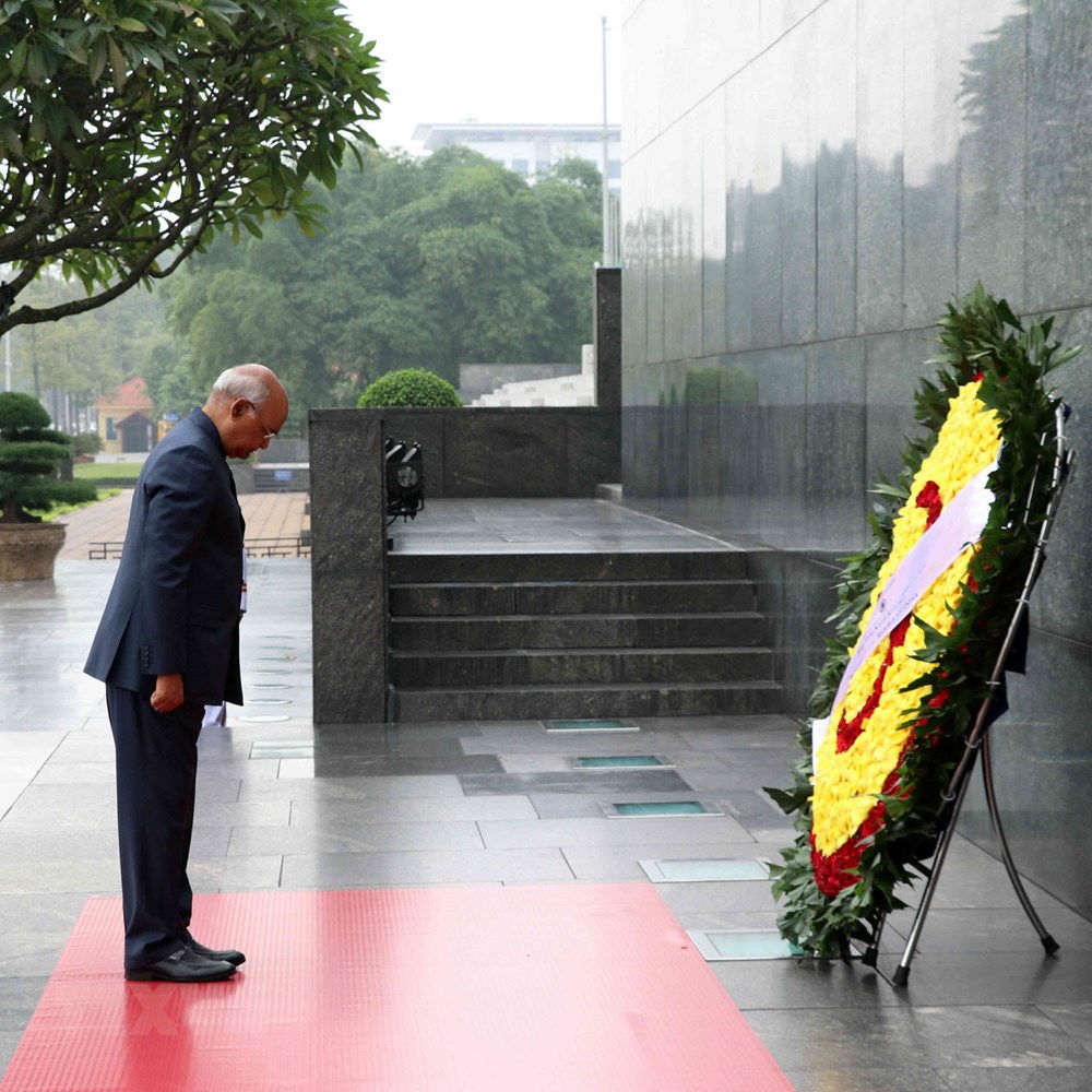 Tổng thống Ấn Độ Ram Nath Kovind và Phu nhân đến đặt vòng hoa tại Đài tưởng niệm các Anh hùng Liệt sỹ trên đường Bắc Sơn, Hà Nội. (Ảnh: Lâm Khánh/TTXVN)