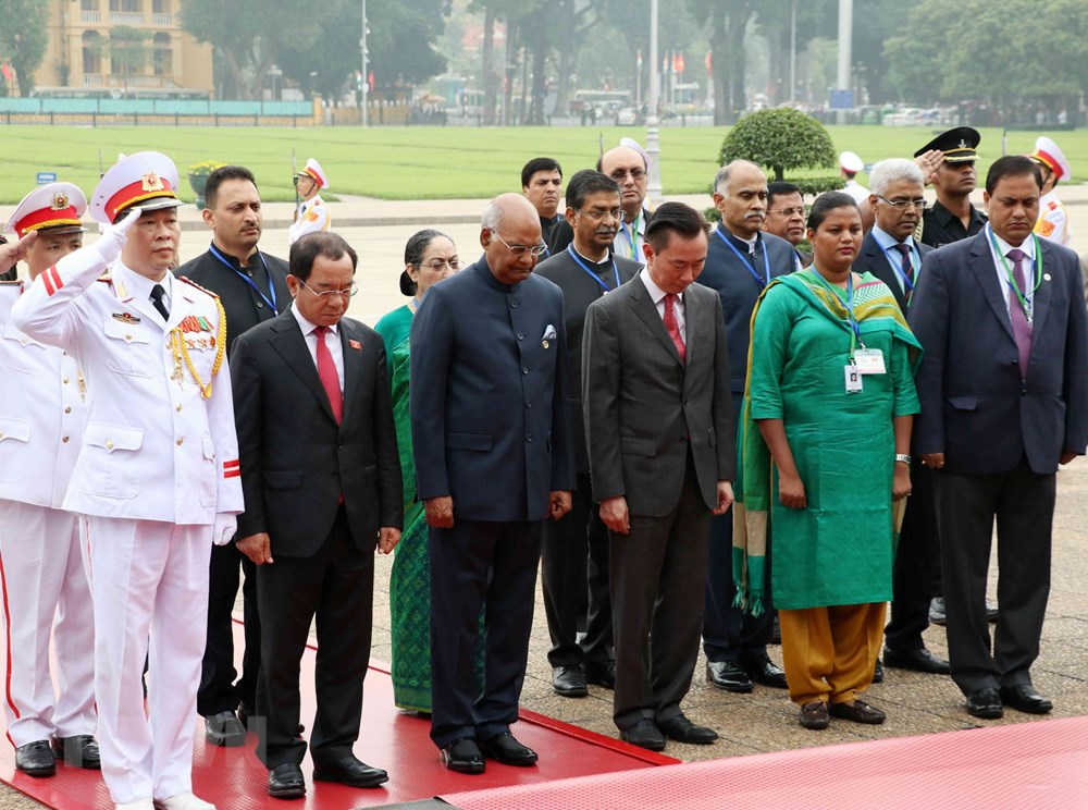 Tổng thống Ấn Độ Ram Nath Kovind đến đặt vòng hoa và vào Lăng viếng Chủ tịch Hồ Chí Minh. (Ảnh: Văn Điệp/TTXVN)