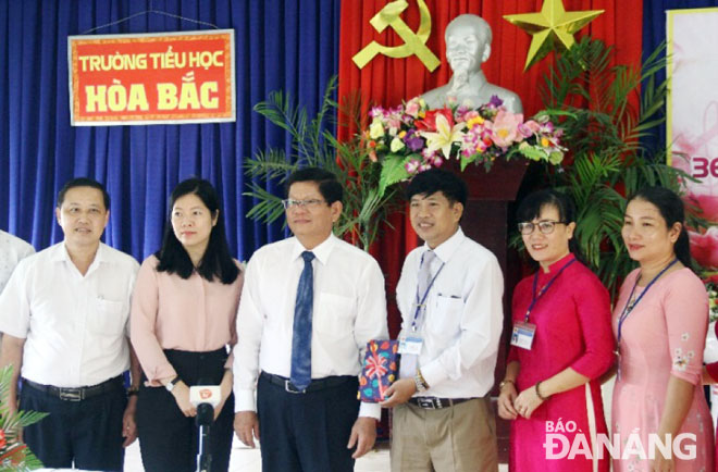 Deputy Secretary Tri (3rd left) and some of Hoa Bac school teachers