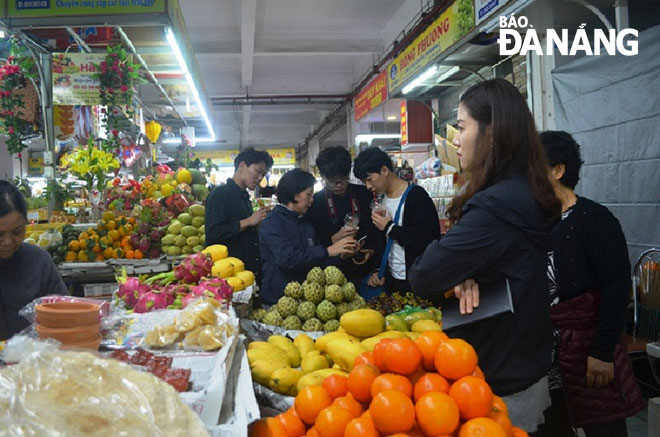 Foreign shoppers at the Han Market 