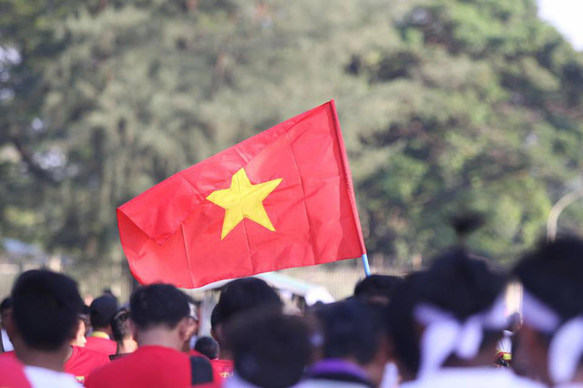 Cổ động viên Việt Nam tiến vào sân Thuwanna