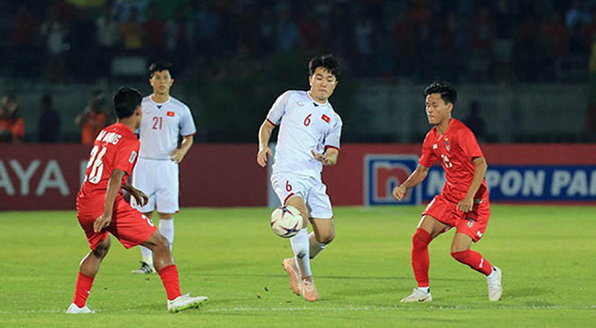 Với kết quả 0-0, cả đội tuyển Việt Nam (áo trắng) lẫn Myanmar (áo đỏ) đều duy trì hy vọng giành quyền vào vòng bán kết AFF Cup 2018. Ảnh: ĐỨC CƯỜNG