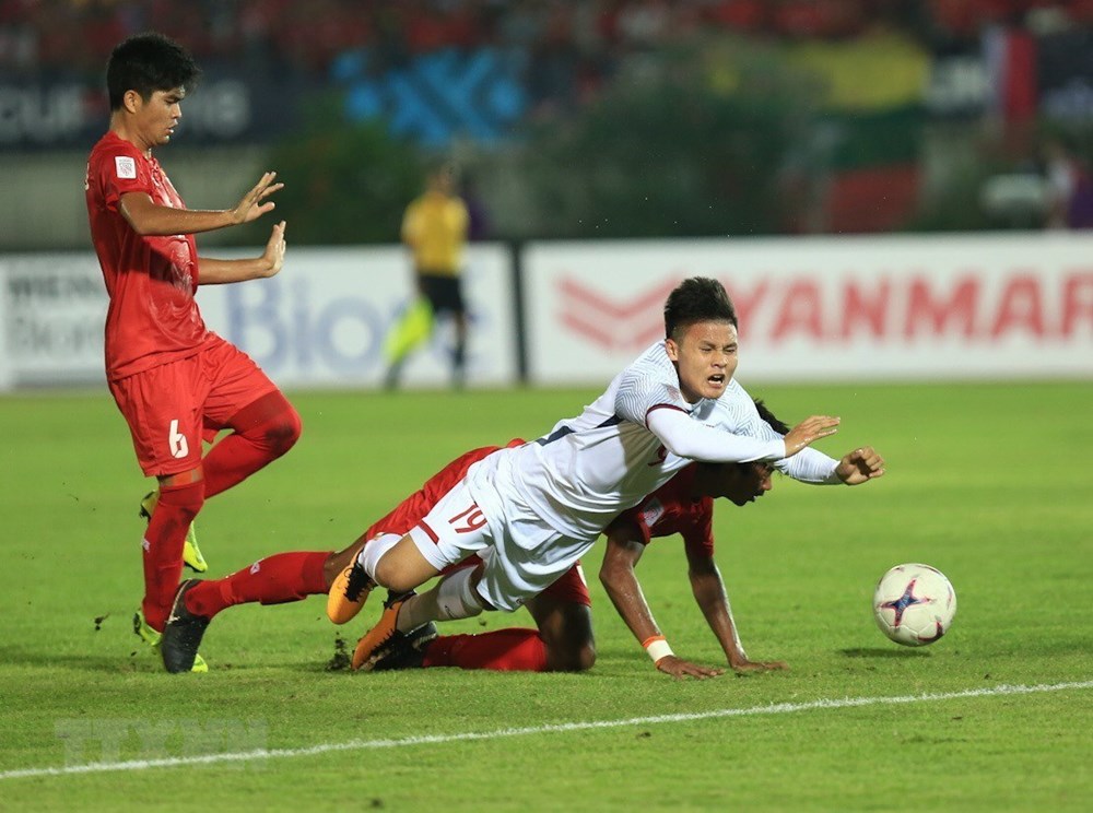 Quang Hải (19) bị hậu vệ Myanmar phạm lỗi trước vòng cấm địa. (Ảnh: Trọng Đạt/TTXVN)