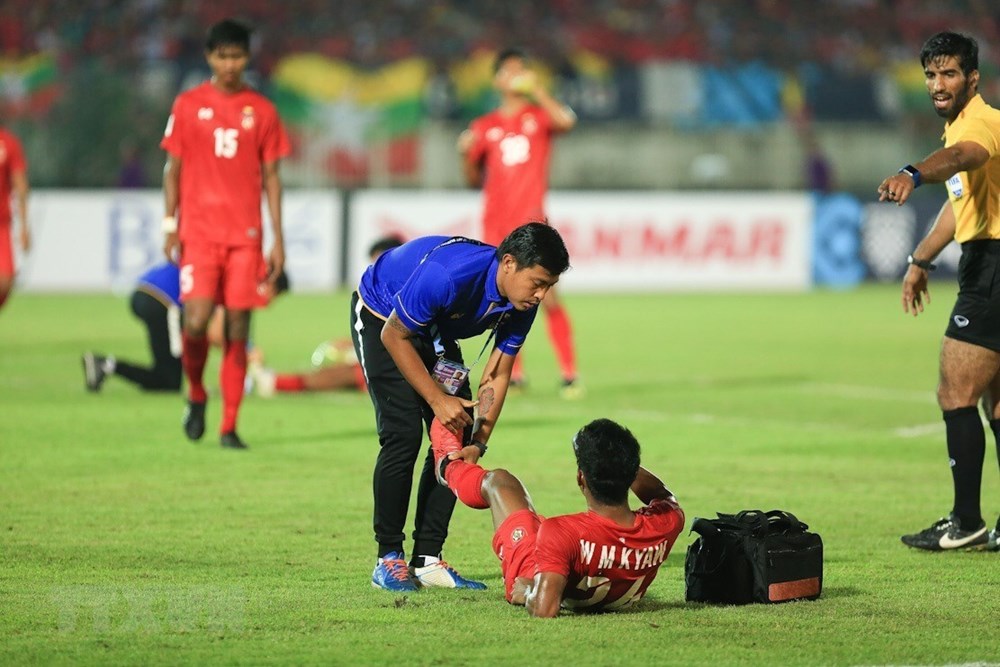 Cầu thủ Myanmar bị đau sau pha tranh chấp. (Ảnh: Trọng Đạt/TTXVN)