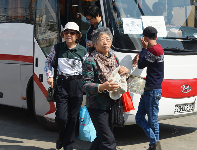 Cruise ship passengers arriving at the Tien Sa Port