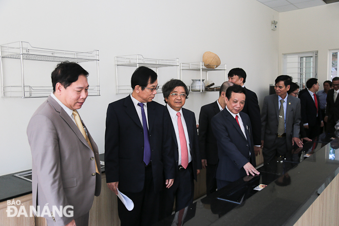 Lãnh đạo Đại học Đà Nẵng và Tổng Lãnh sứ quán Lào tại Đà Nẵng tham quan khu căn-tin của ký túc xá.