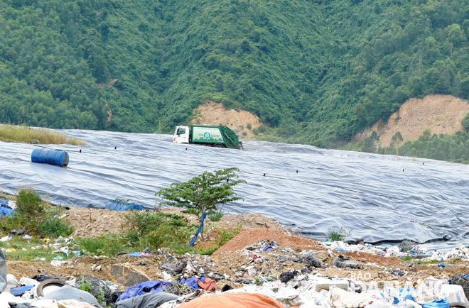 Nhiều diện tích tại bãi rác Khánh Sơn đã được phủ bạt để ngăn mùi hôi và không phát sinh nước rỉ rác.