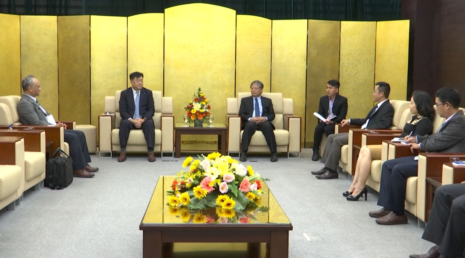 Vice Chairman Tuan (centre right) receiving a group of visitors from Yokohama City (Photo: http://www.drt.danang.vn) 