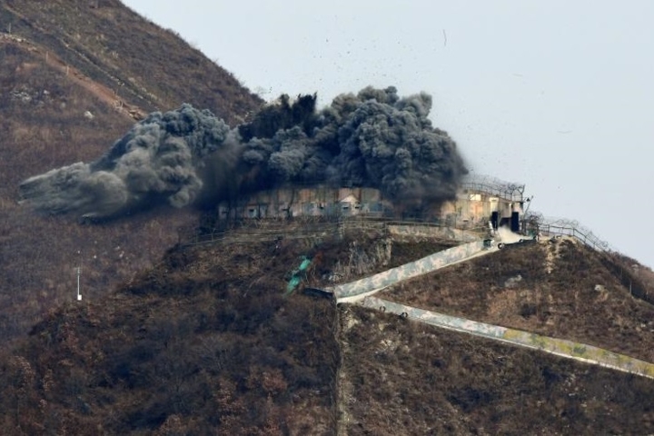 Còn đây là hình ảnh nổ hủy chốt gác của Hàn Quốc trong khu phi quân sự (DMZ) giữa 2 miền bán đảo Triều Tiên, vào hôm 15/11.