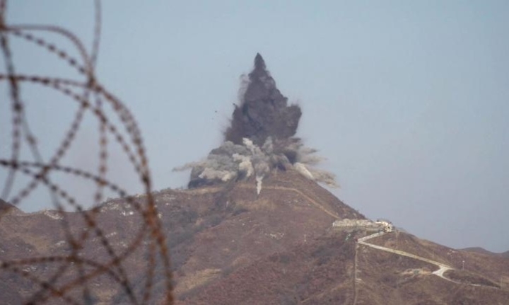 Hình ảnh chốt gác Triều Tiên nổ tung được chụp từ bên lãnh thổ Hàn Quốc sang.