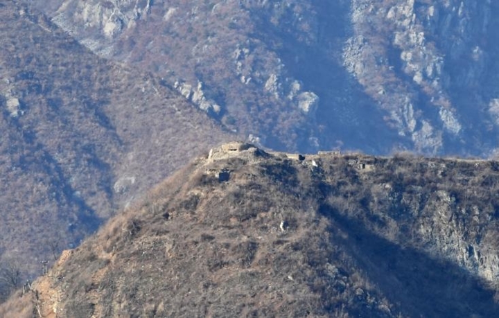 Chốt gác của Triều Tiên nằm trên đỉnh núi trước khi bị phá hủy bằng mìn.