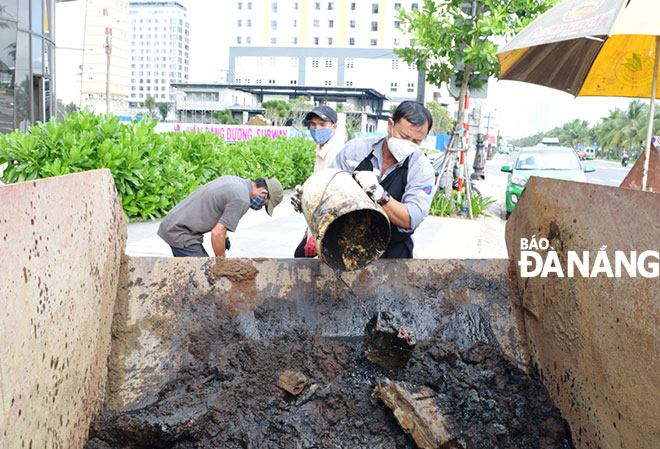 Công ty Thoát nước và Xử lý nước thải đang nạo vét bùn, rác ở các tuyến cống ven biển để bảo đảm vận hành hệ thống thu gom, thoát nước.