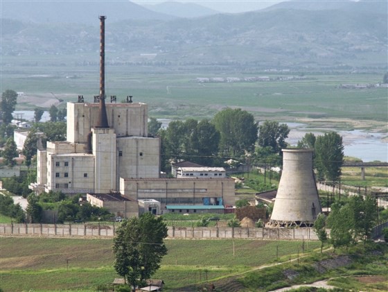 Cơ sở hạt nhân Yongbyon của Triều Tiên trước khi tháp làm mát bị phá hủy (Ảnh: Yonhap)