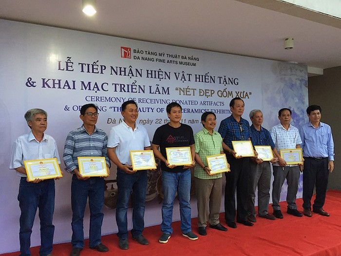 Some painters and collectors being honoured with Certificates of Merit