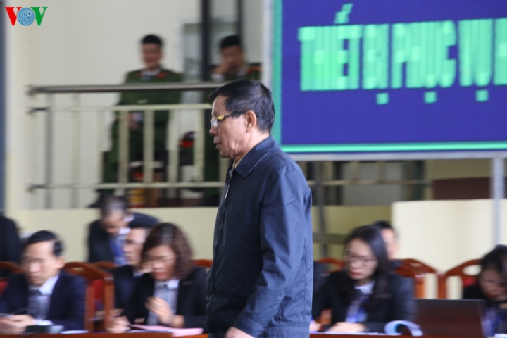 Ông Vĩnh bước lên bục khai báo. Trước đó, ông Phan Văn Vĩnh bị VKS đề nghị mức án 7 - 7 năm 6 tháng tù.