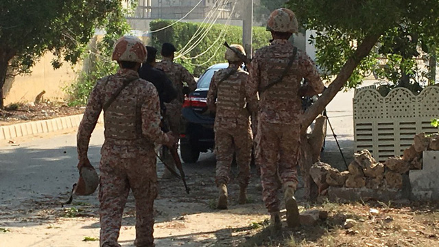 Cảnh sát Pakistan ngăn chặn vụ tấn công nhằm vào lãnh sự quán Trung Quốc ở Karachi ngày 23-11. (Ảnh: Reuters)
