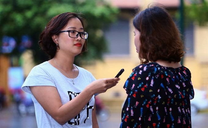 A VNA reporter conducts an interview. Both domestic and foreign reporters are welcomed to enter the contest. — VNA/VNS Photo Lê Quang Quyết Read more at http://vietnamnews.vn/society/480621/external-information-service-awards-calls-for-submission.html#vEjqt7egw3FiTzKo.99