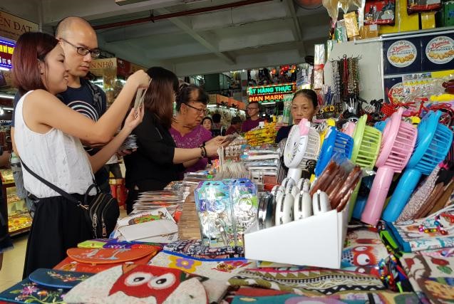 Visitors at the Han Market