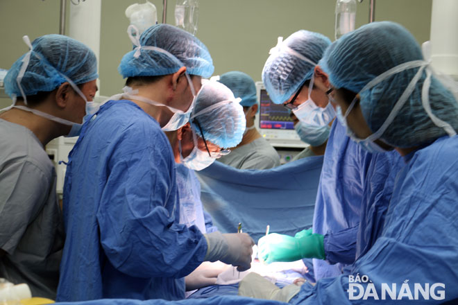 Giáo sư, bác sĩ Masatoshi Makuuchi cùng ê-kíp bác sĩ tại Bệnh viện Đà Nẵng thực hiện một ca cắt u gan cho bệnh nhân lớn tuổi.