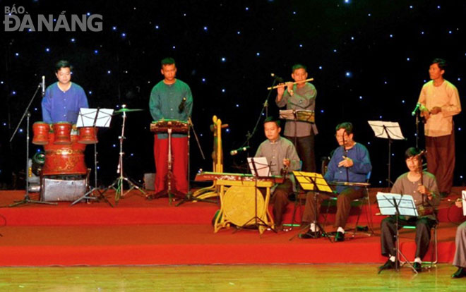 Hòa tấu nhạc dân tộc “Chèo đưa Ông về” do dàn nhạc Nhà hát Tuồng Nguyễn Hiển Dĩnh biểu diễn.