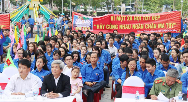 Đoàn viên, thanh niên Khối Các cơ quan thành phố nêu cao khẩu hiệu tuyên truyền về HIV/AIDS.