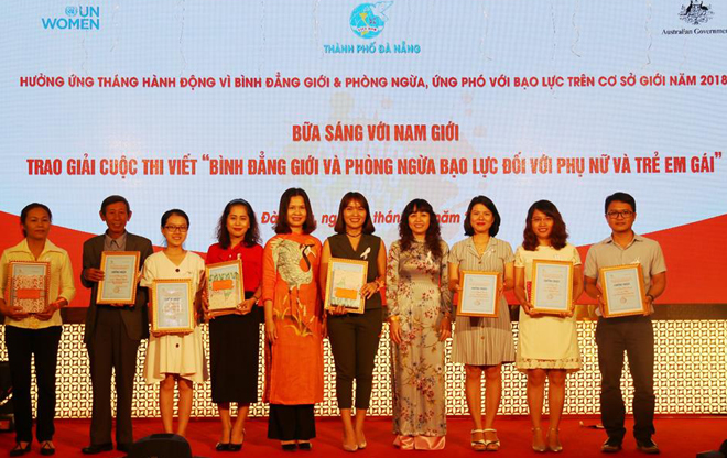 Bà Hoàng Thị Thu Hương, Phó Chủ tịch Thường trực Hội LHPN thành phố (thứ 5 trái qua) và bà Phan Hoàng Phương, Phó Chủ tịch thường trực Hội Nhà báo thành phố (thứ 7 trái qua) trao giải cho các cá nhân đạt giải.