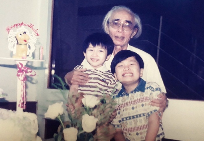 Nhạc sĩ Phan Huỳnh Điểu và hai con của họa sĩ – nhà điêu khắc Đinh Gia Thắng, ảnh chụp nhân sinh nhật cháu nhỏ ngày 12-5-1997