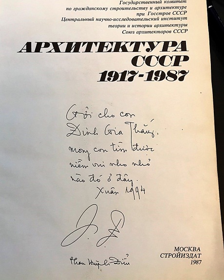 Thủ bút của nhạc sĩ trong lời đề tặng cuốn “Kiến trúc Liên bang Xô Viết 1917-1987”