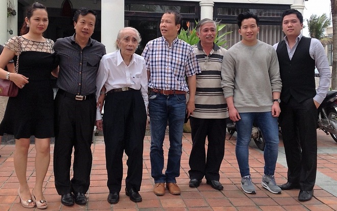 Nhạc sĩ Phan Huỳnh Điểu (thứ ba, từ trái) cùng các con, cháu chụp hình lưu niệm khi dự lễ khánh thành Tượng đài Bà mẹ Việt Nam anh hùng ngày 24-3-2015, 3 tháng trước khi “Con chim vàng của nền nhạc Việt” bay khuất vào núi xa.