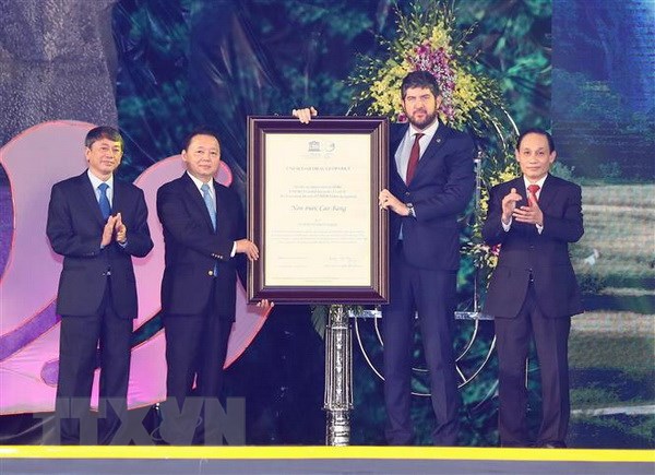 Ông Michael Croft, Trưởng đại diện Văn phòng UNESCO tại Việt Nam, trao Danh hiệu Công viên địa chất toàn cầu UNESCO Non nước Cao Bằng. (Ảnh: Thống Nhất/TTXVN)