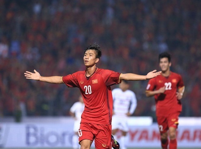 Phan Van Duc (Number 20) celebrates his goal after scoring the third goal for Vietnam. (Photo: VNA)