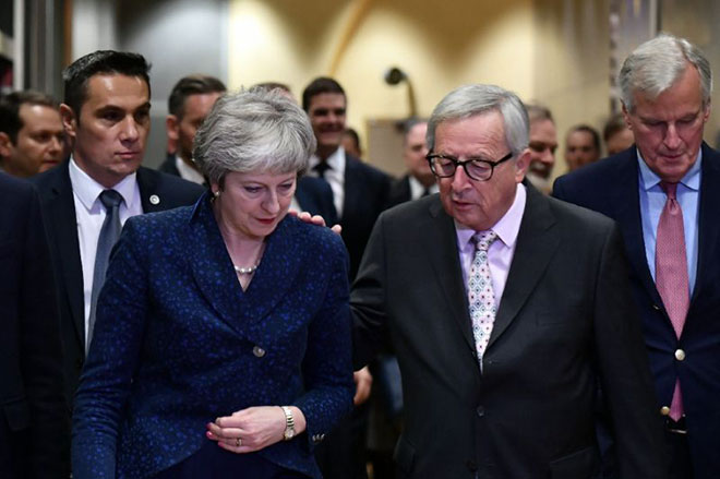 Thủ tướng Anh Theresa May gặp gỡ Chủ tịch Ủy ban châu Âu Jean-Claude Juncker trước thềm hội nghị bất thường của EU. 	    		           Ảnh: AFP