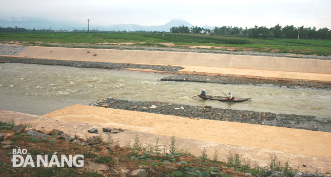 Đà Nẵng đề nghị tỉnh Quảng Nam chỉnh trị, đắp thêm bao cát tại đập điều tiết ở cửa sông Quảng Huế để bảo đảm cấp nước sinh hoạt cho thành phố. 											  Ảnh: h.hiệp