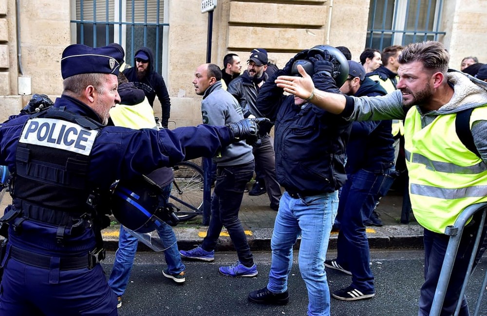 Căng thẳng giữa cảnh sát và những người biểu tình. (Nguồn: AFP)